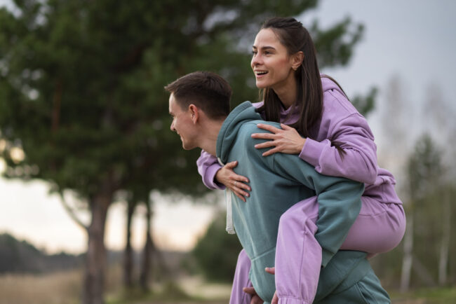 side-view-romantic-couple-outdoors