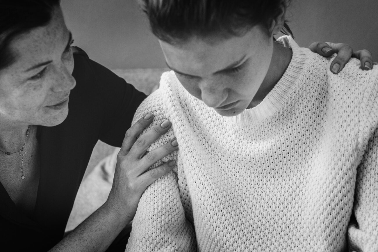mother-teenage-daughter-having-arguument Signs of psychological abuse and emotional manipulation