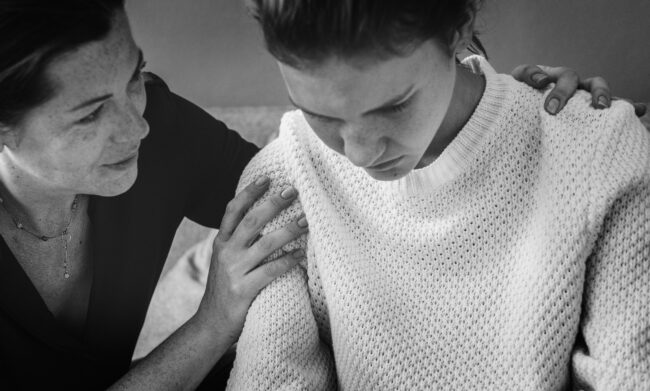 mother-teenage-daughter-having-arguument Signs of psychological abuse and emotional manipulation