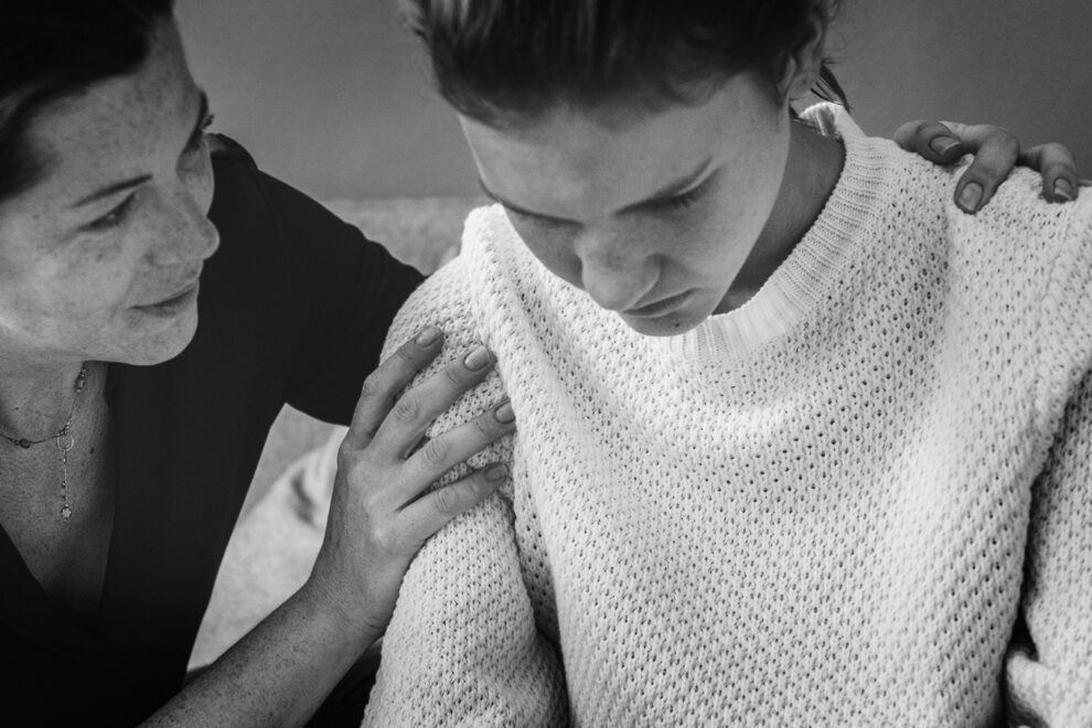 mother-teenage-daughter-having-arguument Signs of psychological abuse and emotional manipulation